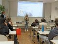 Personen in einem Lehrsaal 
