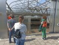 Personen stehen vor einem Glashaus