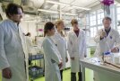 Pipettieren ist ein Teil der Laborarbeit
