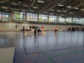 Personen in Turnhalle