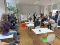 Mehrere Personen stehen in einem Raum