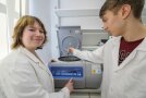 Schüler beim Befüllen einer Laborzentrifuge