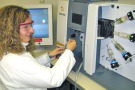Eine angehende agrartechnische Assistentin analysiert Mineralstoffe am AAS