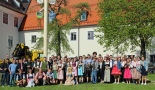 Gruppenbild um den Maibaum