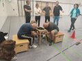 Teilnehmer sitzen am Gummieuter